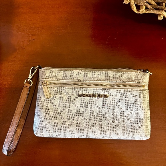 Michael Kors Handbags - Michael Kors Jet Set Charm Wristlet